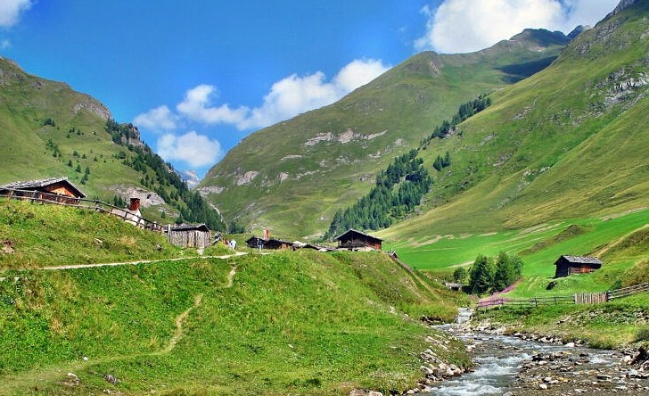 val-di-valles-in-estate-890×468-1