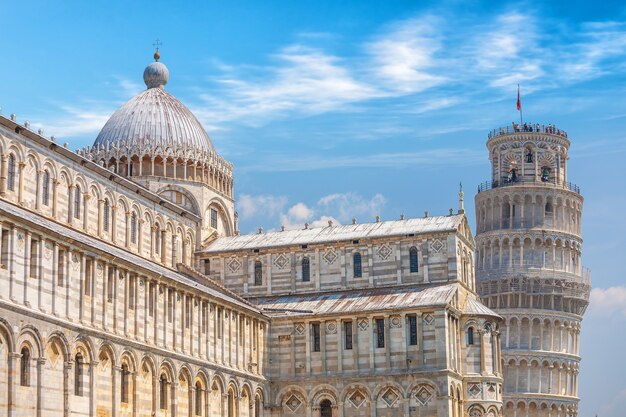 torre-inclinada-paisaje-urbano-centro-ciudad-pisa-italia-atraccion-turistica-famosa_255553-1977